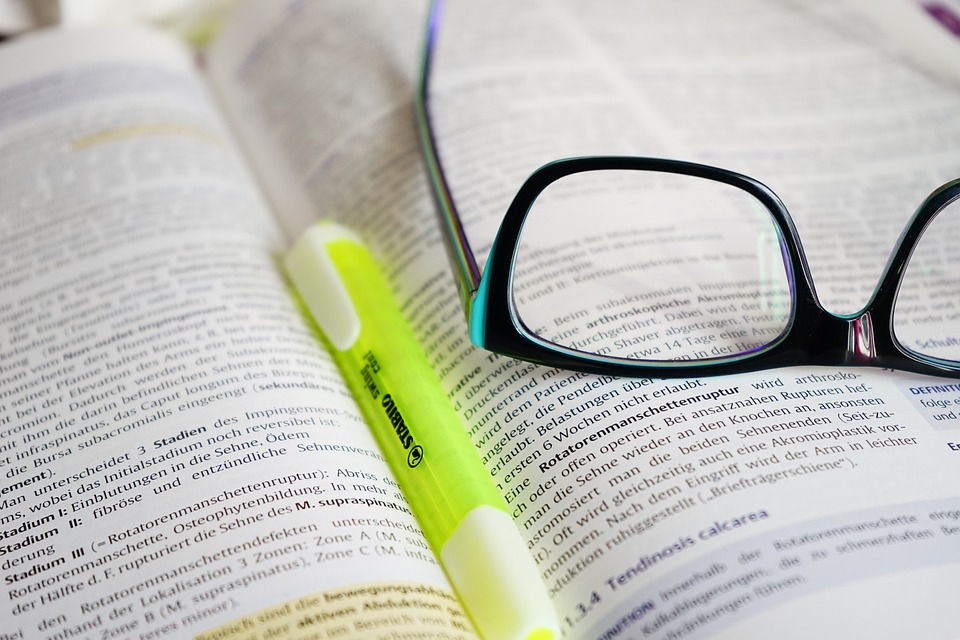 book glasses highlighter