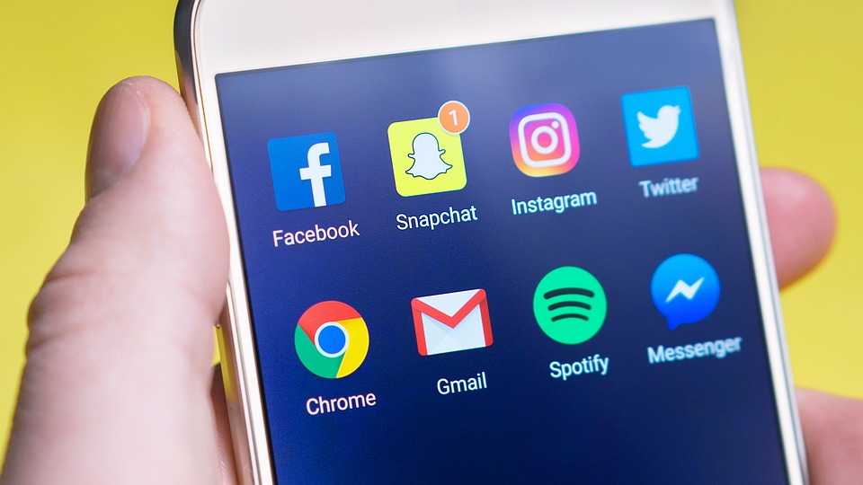 Iphone containing lot's of apps on the home screen